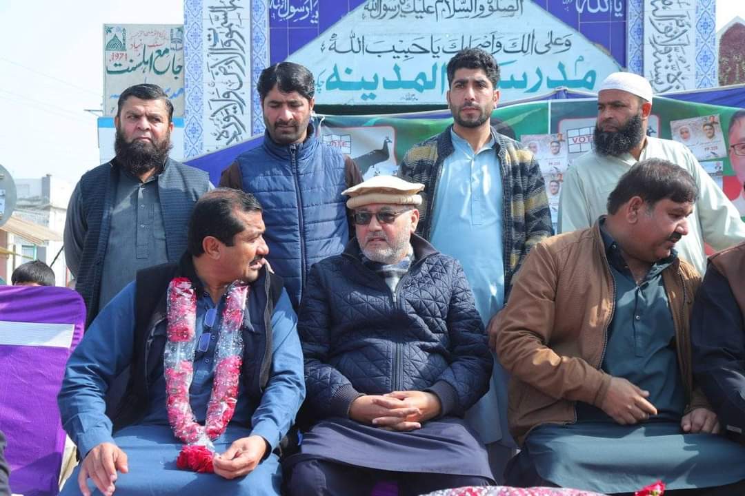 PTIPunjabPK's tweet photo. امیدوار پاکستان تحریک انصاف #PP228 کیپٹن عزت جاوید خان, سابق ضلعی صدر میاں شفیق، سابق ایم پی اے عامر اقبال شاہ اور ملک آصف اعوان کے ہمراہ چوہدری ساجد کی جانب سے منعقدہ پروگرام میں شرکت چک نمبر 360 یونین کونسل 360 کے عوام سے ملاقاتیں۔
#عمران_خان_ایک_نظریہ_ہے https://t.co/NtXY9yP1kR