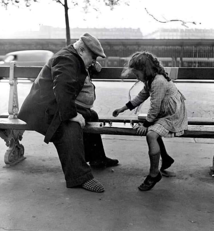 La forza non deriva dalle capacità fisiche, ma da una volontà indomita.
Mahatma Gandhi

#LeForzeUmane #VentagliDiParole #5febbraio #Buongiorno 
📸 Fred Plaut Parigi 1950