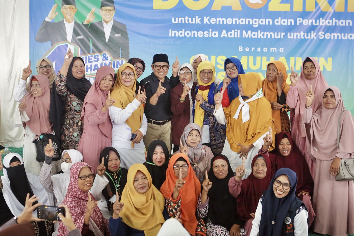 Di Sragen saya menyaksikan warga NU-Muhammadiyah berSATU, simpul-simpul relawan juga berkumpul dan solid. Mereka semua hadir dengan sukarela, bahkan konsumsi pun bawa sendiri-sendiri. Luar biasa!

Terimakasih atas doa dan dukungannya. Gairah perubahan tak bisa dielakkan. Saatnya
