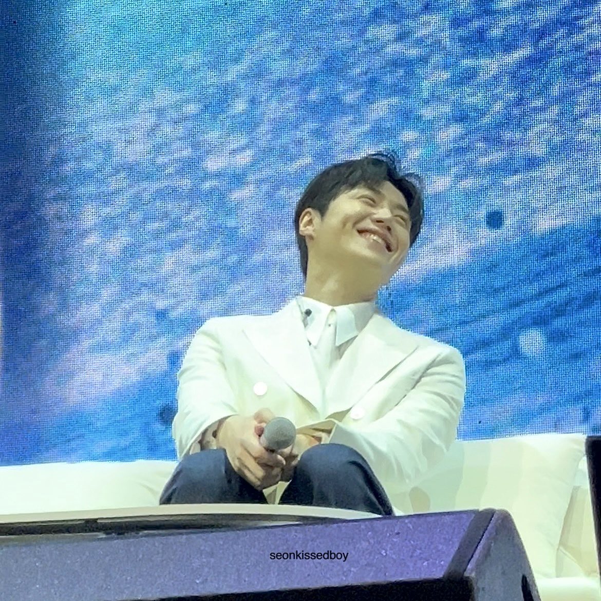 seonkissedboy's tweet photo. stop babying your actor
your actor: https://t.co/tyEK14GFc0