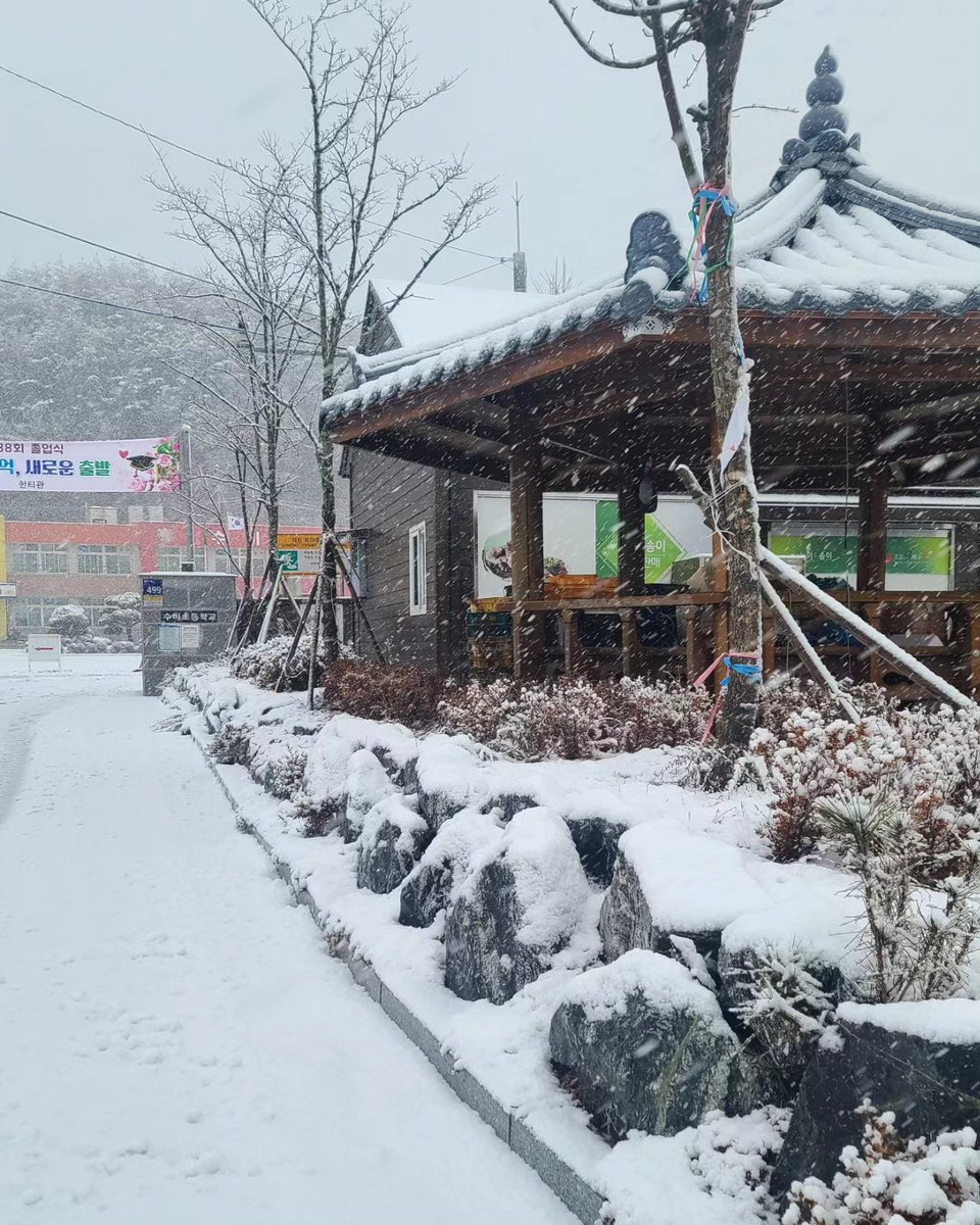 jaewjajaa's tweet photo. วันหิมะตก จะขาวๆหน่อยนะเธอ❄️❄️ https://t.co/lEg34PS4cI