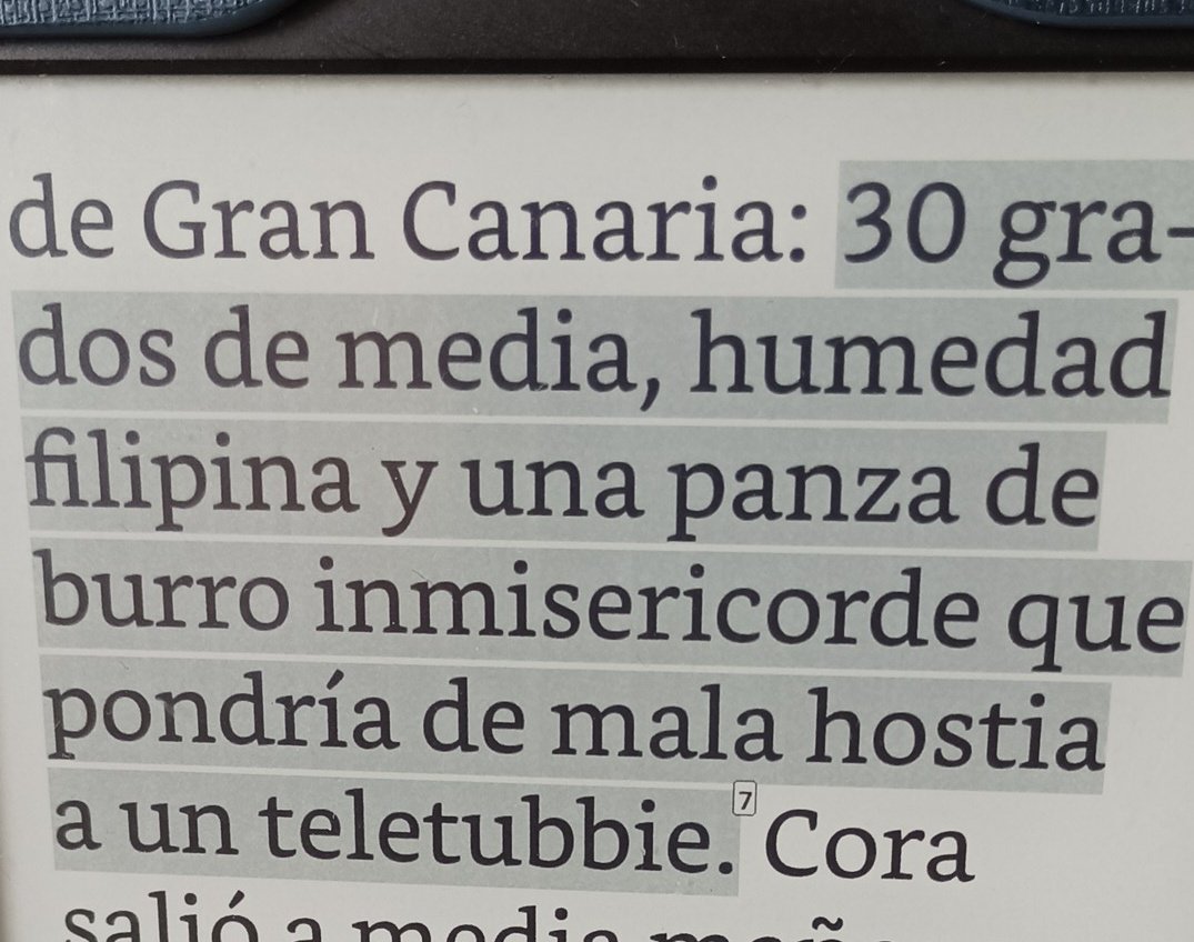 Estoy leyendo otro libro de Alexis Ravelo y primero me he deleitado con sus palabras; después me he puesto de mal humor por el hecho de que se fuera tan pronto, y, para finalizar, me he puesto a llorar. ¡Qué impotencia! ¡Qué tristeza!