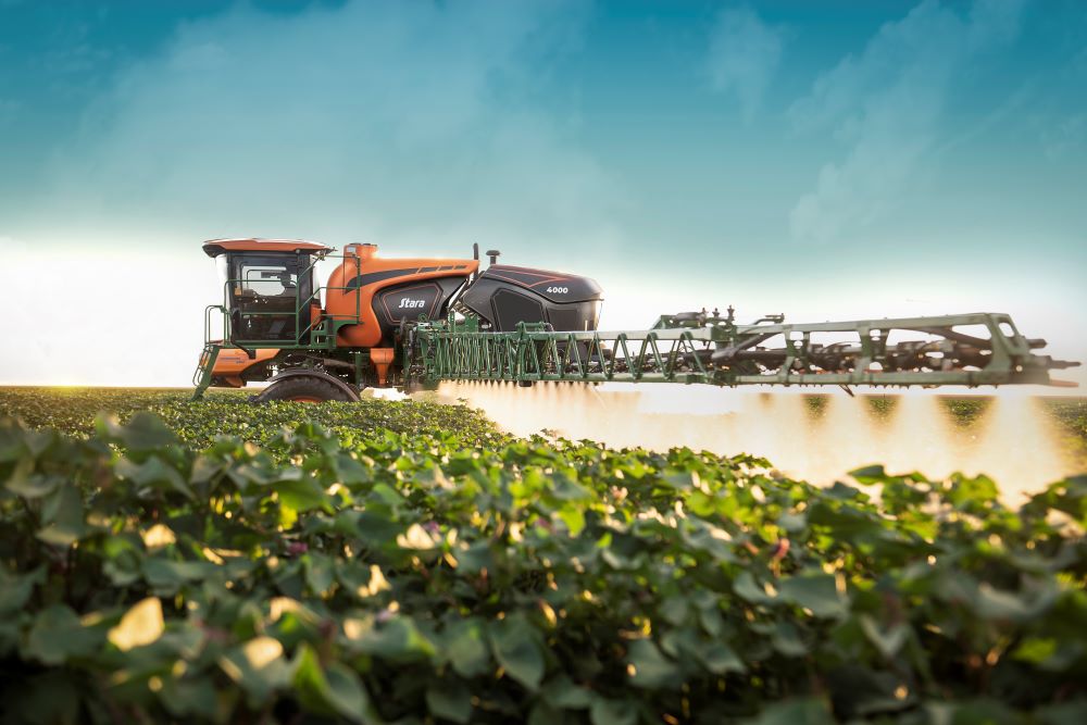 granjatotalagro's tweet photo. LAVOURAS A SALVO. Defensivos agrícolas trataram 1,25 bilhão de hectares em 2023/24 na agricultura brasileira, expansão de 3,7% https://t.co/BfdpH56hal
#agranjatotalagro #agro #agricultura #agronegócio #defensivos @kynetec #soja #milho #algodão #inseticida #herbicida #fungicida https://t.co/eMRDIWgRbo
