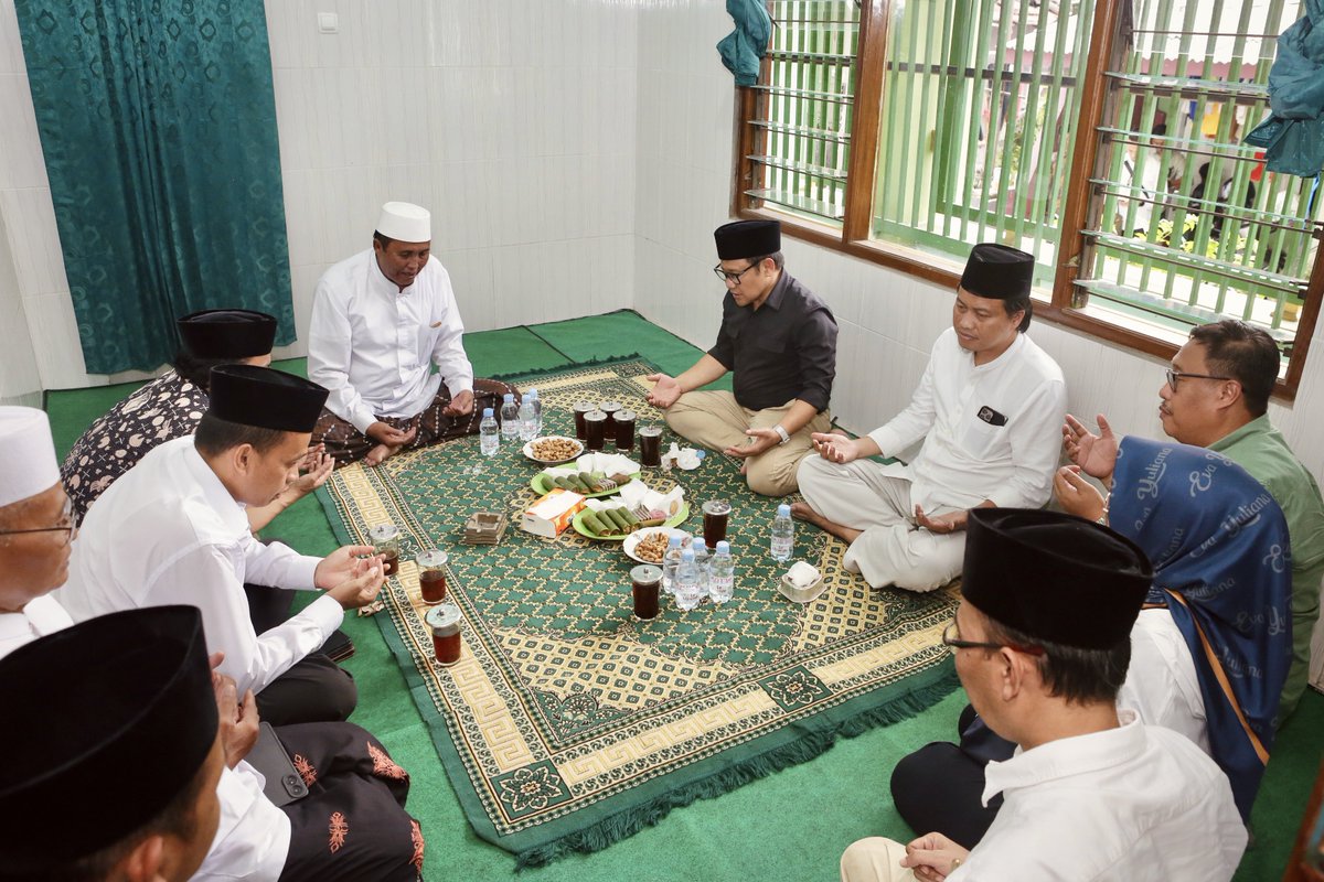 Alhamdulillah, saya bersyukur bisa sowan KH. Shofwan Fauzi, Rois Syuriah PCNU Solo. Banyak hal yang disampaikan dan dipesankan beliau kepada saya, tak terkecuali terkait Pemilu 14 Februari mendatang.

Maturnuwun doa dan supportnya Kiai. Mugi-mugi diijabah oleh Allah SWT. AMIN