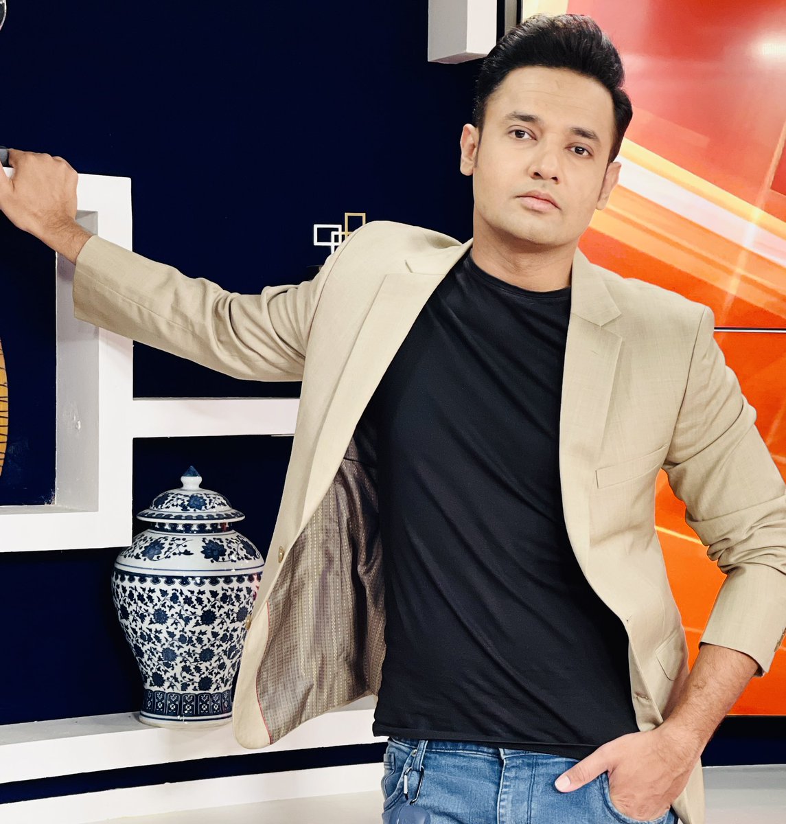 ہر گز مجھے قبول نہیں ضد تیری کہ میں 
خودداریوں کو بیچ کر پاسِ وفا کروں 
یہ سر مجھے عزیز ہے عزت کی حد تک 
اگر عزت نہیں تو سر کا میں گردن پر کیا کروں