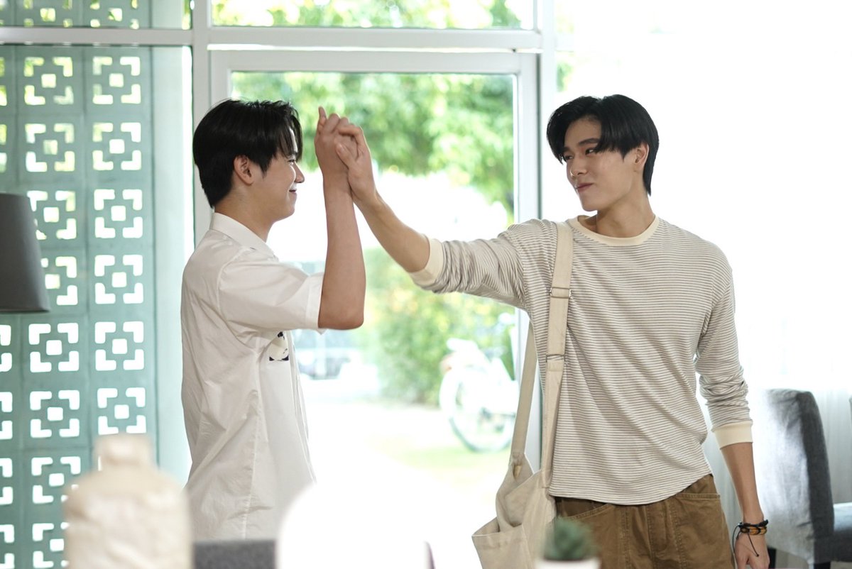 WeAreSeriesTH's tweet photo. แก๊งนี้รวมพลวางแผนอะไรกันแน่ๆ คนไม่อยู่ระวังตัวไว้นะคะ

#WeAreSeries 
#GMMTV https://t.co/jy9JT6TNsH