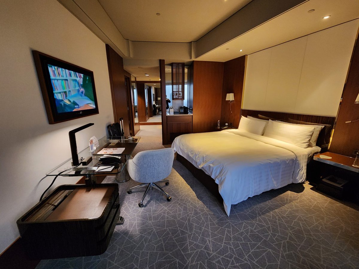 TripPlusTravel's tweet image. It's great to stay at one of the best hotels in Taipei, Taiwan. I do really enjoy my time at Shangri-La @ShangriLaHotels Far Eastern Taipei!! ^Randy #shangrila #taipei #5starhotels #taiwan #tripplus