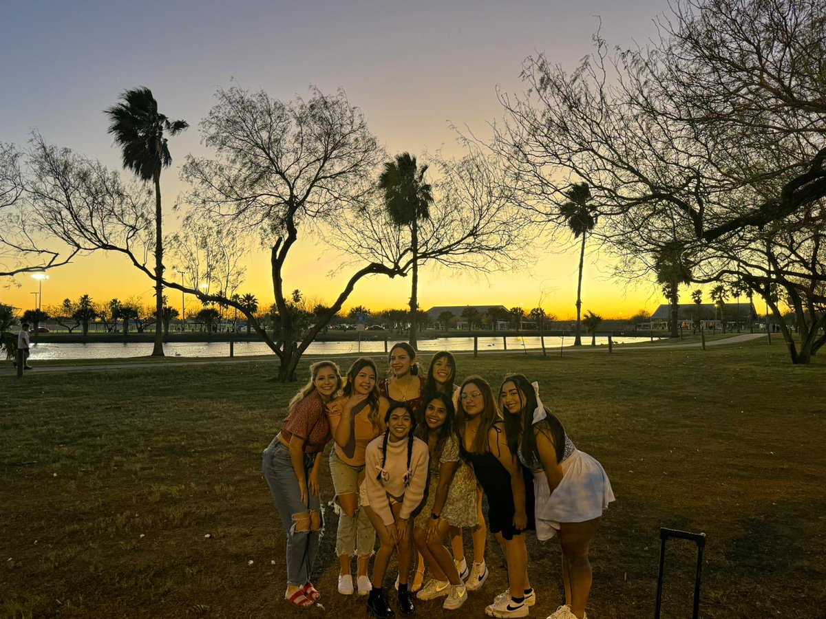 dibbindots's tweet image. Long live galentines ✨