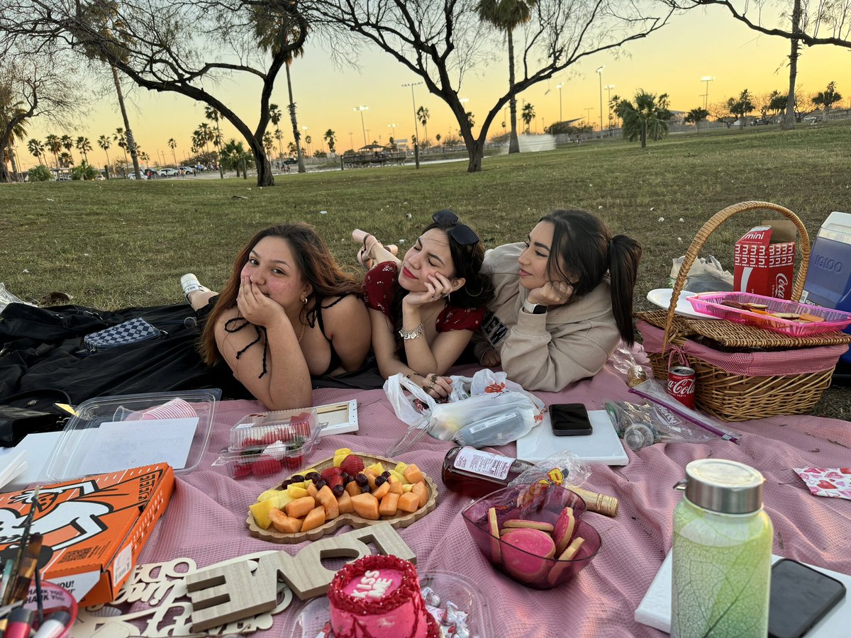 dibbindots's tweet image. Long live galentines ✨