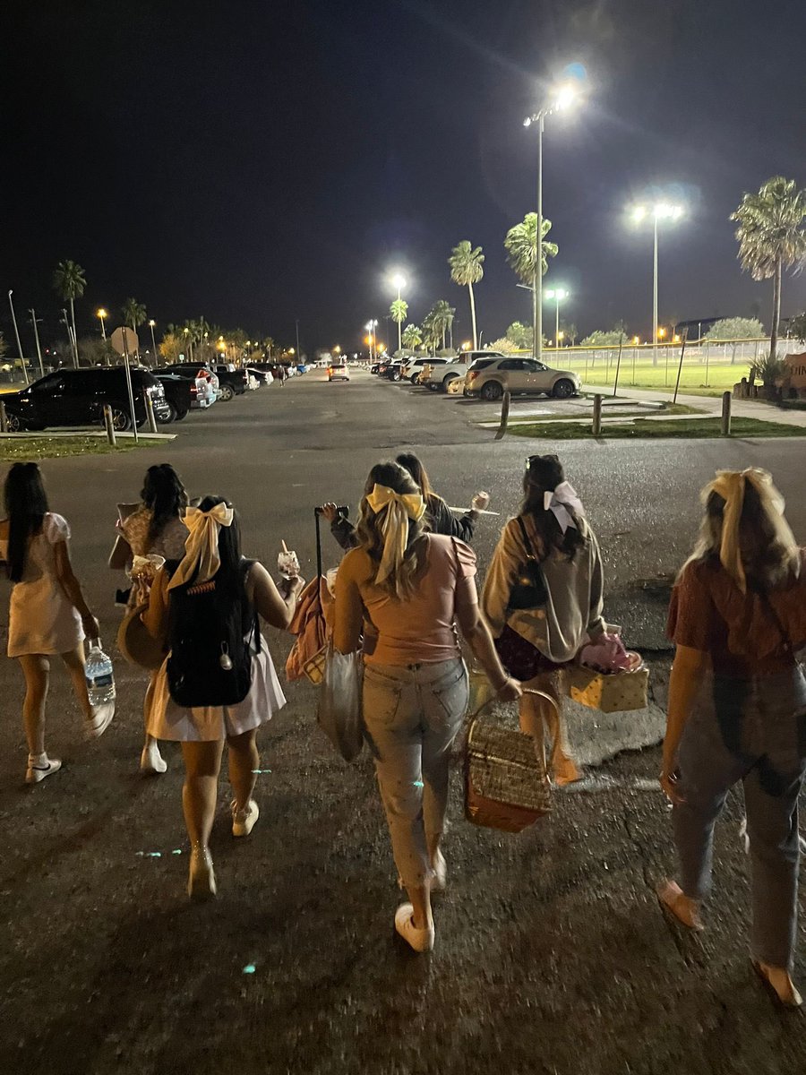 dibbindots's tweet image. Long live galentines ✨