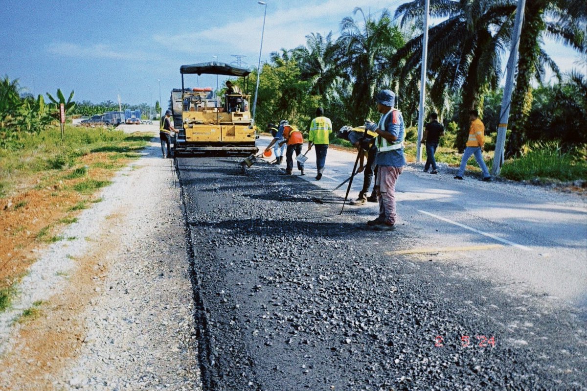 infrasel_kjp's tweet photo. #INFRASEL sedang melaksanakan kerja-kerja membaikpulih jalan menggunakan kaedah “Regulate &amp; Overlay” di Jalan Raja Musa, Tanjong Karang.

Setakat 2 Februari, peratusan siap bagi kerja terbabit sudah mencapai 85%.

#KSSB #INFRASEL https://t.co/Z9XU6p0xG6