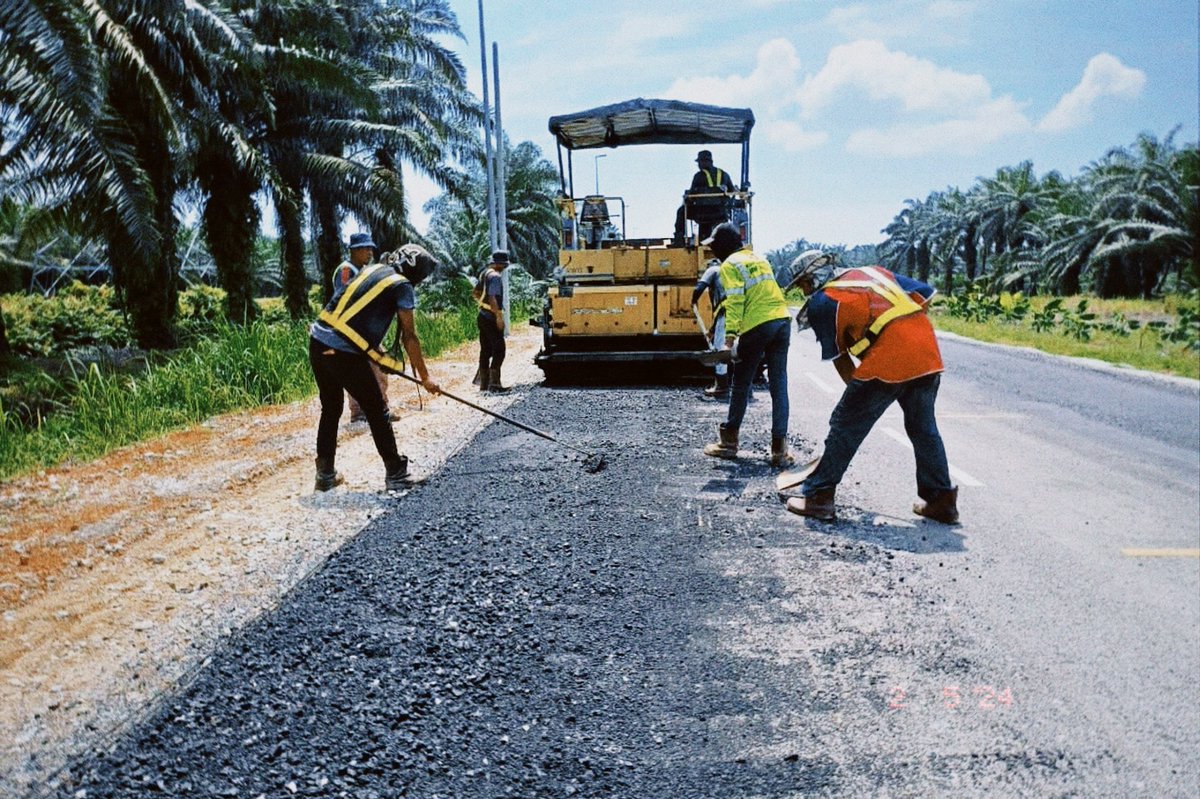 infrasel_kjp's tweet photo. #INFRASEL sedang melaksanakan kerja-kerja membaikpulih jalan menggunakan kaedah “Regulate &amp; Overlay” di Jalan Raja Musa, Tanjong Karang.

Setakat 2 Februari, peratusan siap bagi kerja terbabit sudah mencapai 85%.

#KSSB #INFRASEL https://t.co/Z9XU6p0xG6