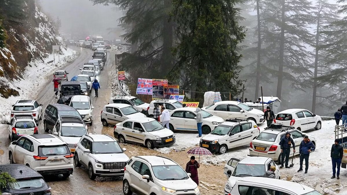 TheNewsRadar1's tweet photo. 💥Himachal Public Works Department cancels leave of its 15,000 employees as 🌧️heavy snowfall paralyses transport services; over 600 roads blocked 💥
#HimachalSnowfall #SnowDisruption #TNR #HimachalWeather
@HRTC_529 @CMOFFICEHP
Read Full Article👇
https://t.co/A5zzrECHRO https://t.co/jWTpn5L5HQ