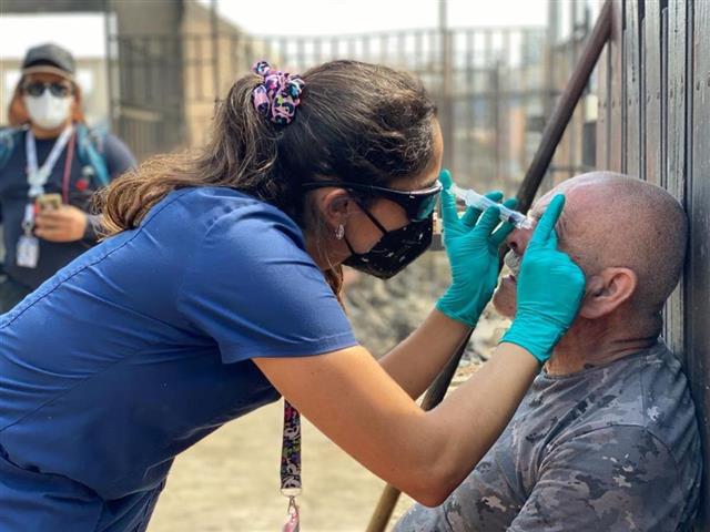 embacubachipre's tweet photo. Médicos chilenos graduados en la Escuela Latinoamericana de Medicina (@elam_oficial), de #Cuba, aplican hoy el modelo de las Brigadas #HenryReeve al enfrentar la crisis sanitaria por los incendios en la región de Valparaíso.
#CubaPorLaSalud

📌 https://t.co/pKzQLv08vs https://t.co/prt4hHSojt