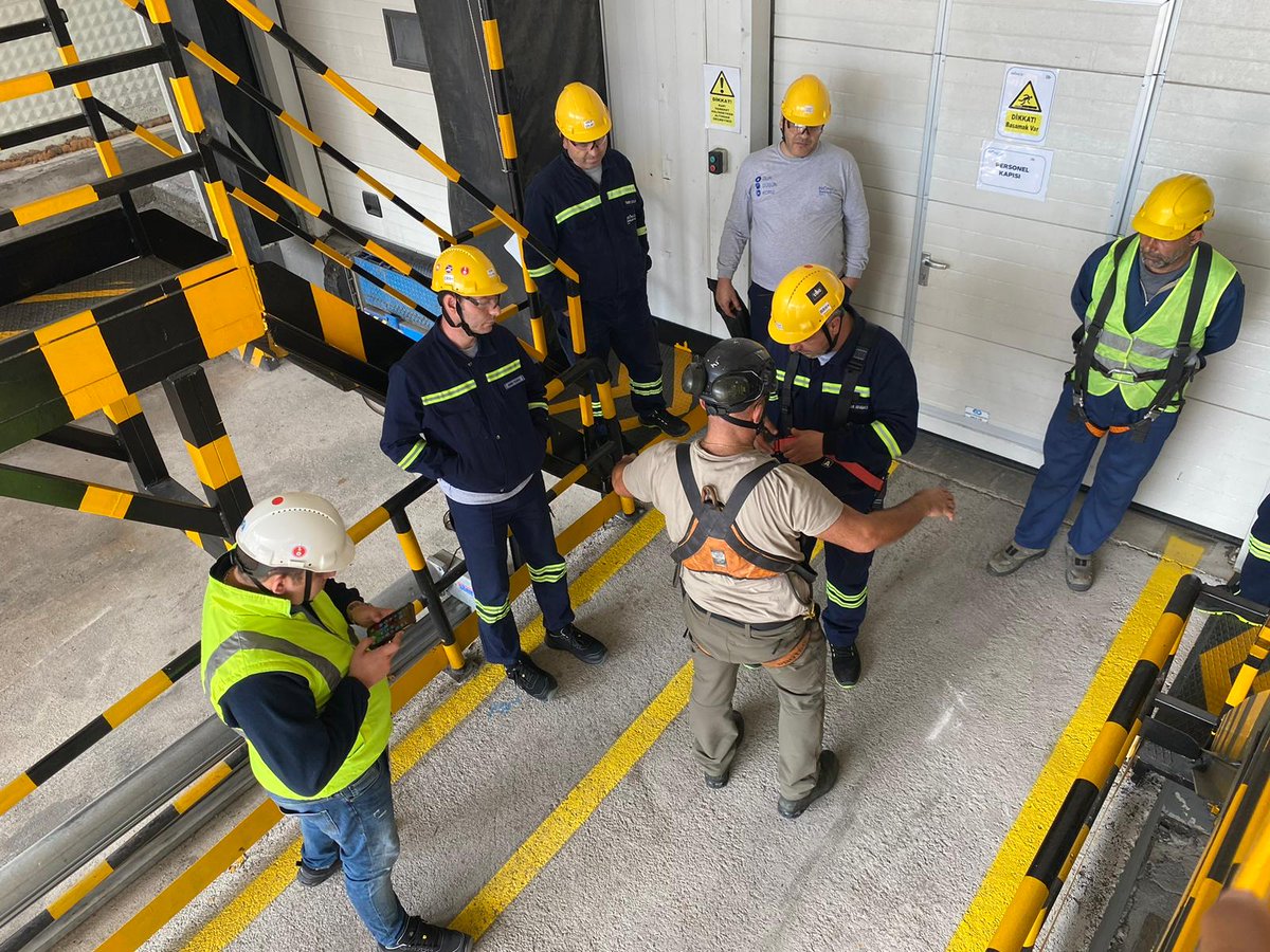 AvrasyaSafety's tweet photo. Eğitim günü…Projesini gerçekleştirdikten sonra ekibin mutlaka yaşam hattını ve ekipmanlarını nasıl kullanacağını da öğrenmesini sağlıyoruz.

Raylı başüstü yaşam hattının montajını yaptıktan sonra tüm fabrika ekibiyle birlikte yaşam hattının başındaydık. https://t.co/ITiA6Oeewj