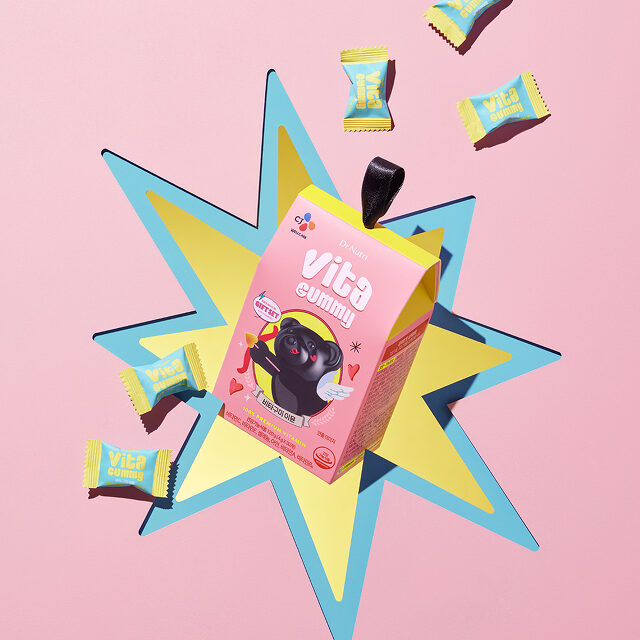 [RT] 시제트 작가님의
<디어 마이 베어> 출간!

RT&amp;팔로우 해 주신 한 분께 <구미베어 비타민>을 드립니다!(~2/26)
ridibooks.com/books/46290022…

우리 슈퍼에 맨날 담배를 사러오는
덩치만 큰, 성격 더러운 아저씨의 약점을 알아냈다.
그건 바로…….

곰?