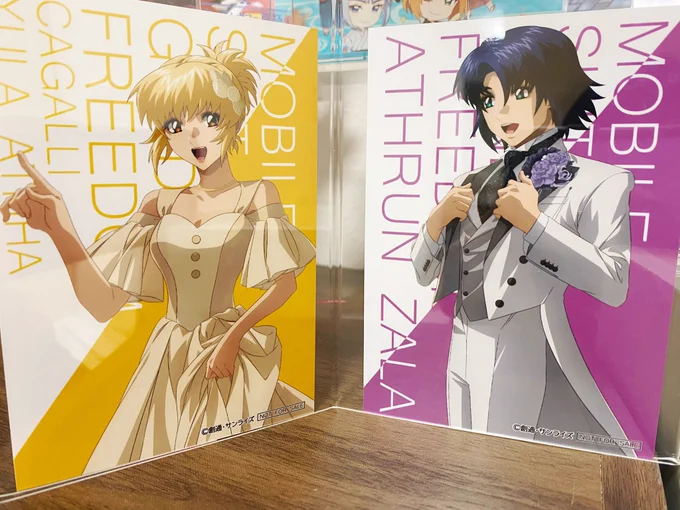 アニメイトのブロマイド、アスランだけゲットできててカガリがいなかったんですが、ご親切にも譲っていただける方に出会いまして、本日無事カガリがお嫁に来ました✨🥹アスラン良かったねぇェェェェ💛💜 