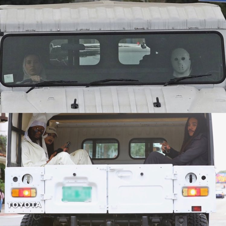 Bianca kamyonu sürüyor yanında Kanye. Arkada Playboi Carti ve Luka Sabbat var. Stormi'nin partisine gidiyorlar.

İnanılmaz bir görsel ya.