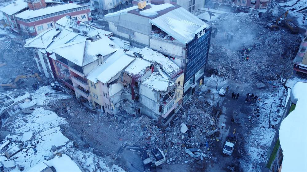 Geçen yıl bugün 50+ Bin kişinin son kez kalkıp işe gittiği, son kez kalkıp okula gittiği, ailesiyle güle oynaya vakit geçirdiği son günüydü…
