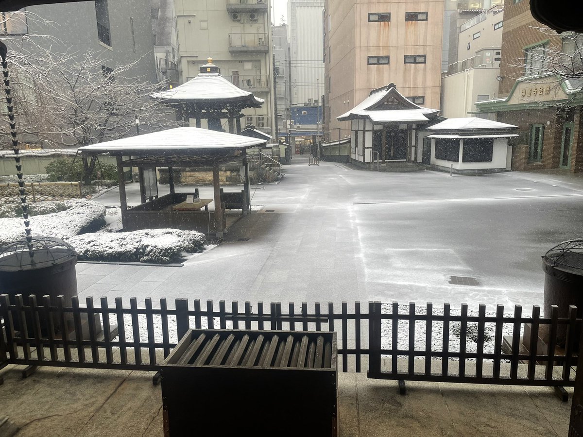h_jyounji's tweet photo. 本日は降雪により、転倒、事故防止の為、16：00にて閉門致します。
#浄運寺 #町田 https://t.co/lFOfOSo1Sp