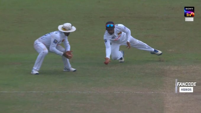 Sensational in the slips! Dhananjaya de Silva takes a screamer. 📹 Credits: Twitter/FanCode