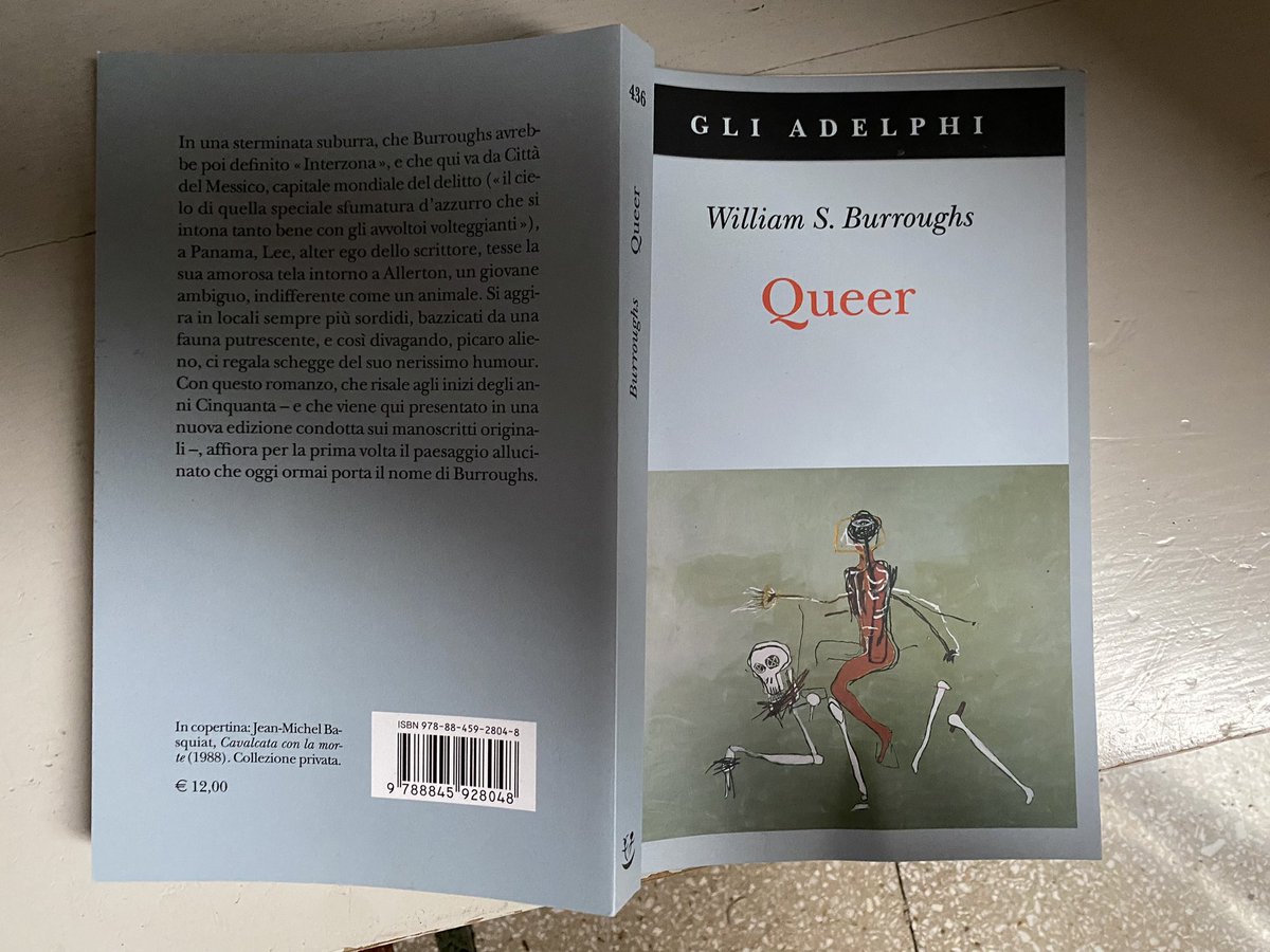 Secondo, favoleggiato romanzo di William S. Burroughs (1914-1997), occultato per più di tre decenni (apparve solo nel 1985), Queer nasce da un avvenimento taciuto con cura: la morte
della moglie Joan, uccisa con un colpo di
pistola dallo scrittore sotto l’effetto della droga.