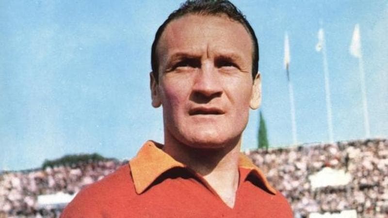 È morto ieri sera Giacomo Losi, difensore e storico capitano della #Roma negli anni 50 e 60. Prima di diventare calciatore, da ragazzino a Soncino (Cremona), fu una staffetta partigiana durante la guerra. 👇