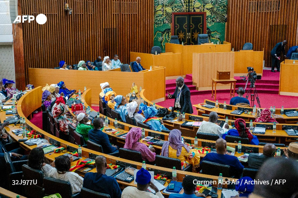 🇸🇳 Crise au Sénégal : les députés examinent dans un climat explosif une proposition de loi sur le report de l'élection présidentielle annoncé par le chef de l'État <a href="/Macky_Sall/">Macky Sall</a>, au lendemain de heurts entre des opposants et les forces de l'ordre à Dakar #AFP