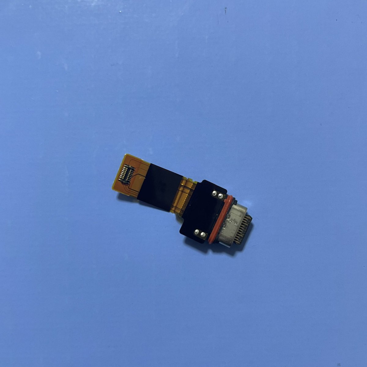 昨日はXperia充電コネクタ及びバッテリーの交換修理を行ないました。
写真は充電コネクタの部品です♪
 #スマホ修理 #米子 #皆生 #倉吉 #日吉津 #PC修理 #iPhone #スマホ #android #iPad #PC #QQ修理