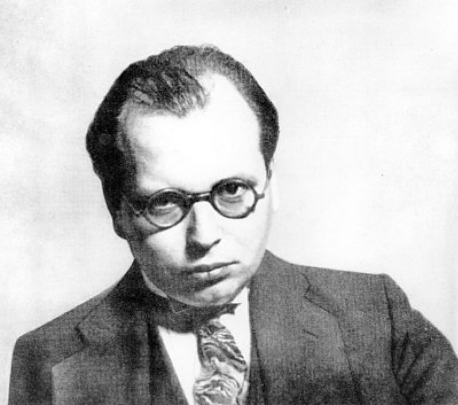 Hans Achim Litten (19. Juni 1903) war Rechtsanwalt, Strafverteidiger. Er verteidigte erfolgreich Gegner des NS-Regimes.Nach dem Reichtagsbrand 1933 wurde er inhaftiert,5 Jahre von KZ zu KZ geschleppt,gefoltert,erniedrigt und verhört,so dass er am 5. Februar 1938 Suizid beging
￼