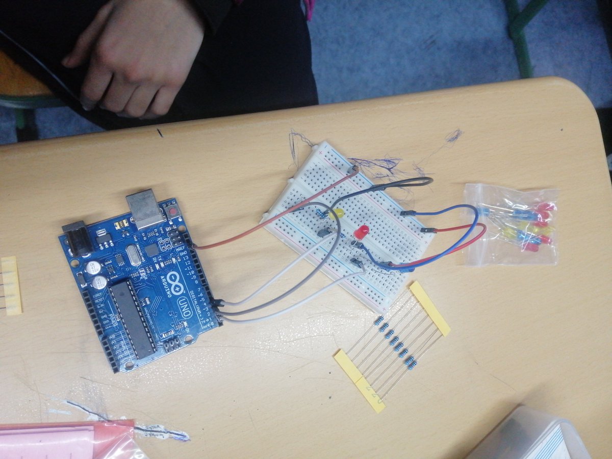 NassarSimone's tweet photo. Les etudiants de la classe de BaccS ont créé le montage sur Arduino qui permet d'allumer plusieurs Led sucessivement. @Hhhsinfo @ea_rania https://t.co/rDq2abtpaV