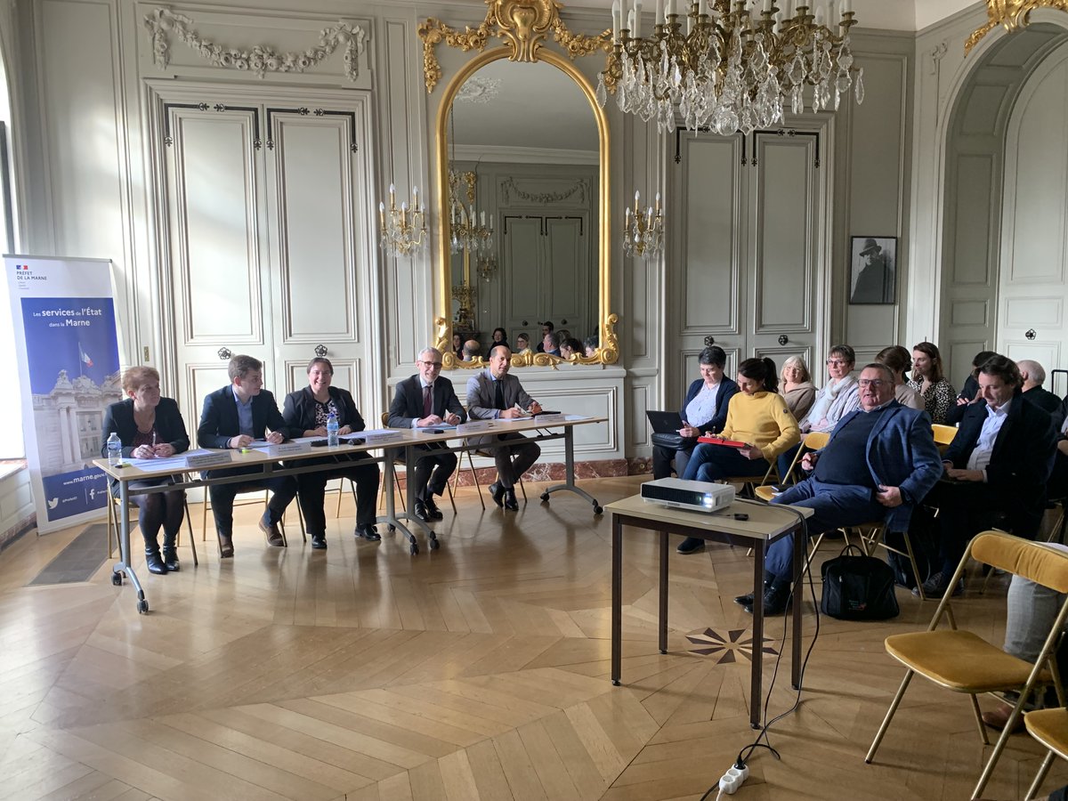 Prefet51's tweet photo. #ServicePublic
Vendredi, le préfet Henri Prévost a réuni le comité local des usagers et de l'amélioration continue de l'administration territoriale de l'État #CLUAC 
Cette instance de concertation rassemble les associations de consommateurs et/ou usagers, les représentants de collectivités locales, le délégué au défenseur des droits et les services de l'État.
🎯 Recueillir les souhaits et suggestions des usagers pour une prise en compte dans l'ajustement des actions d'amélioration des services.

Le préfet rappelle les différents dispositifs mis en place dans la #Marne pour aller vers et accompagner les usagers dans leurs démarches en ligne : points d'accès numériques, espaces #FranceServices , écrivains publics numériques, centre de contact citoyens ..
"S'inscrire dans une logique de plus grande proximité, d'innovation, de transparence et d'écoute des usagers."
