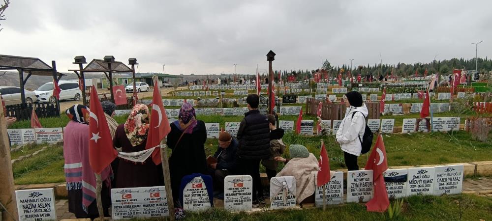 Adıyaman'da 8 bin 387 kişinin hayatını kaybettiği 6 Şubat depreminin üzerinden tam bir yıl geçti. Ancak 635 bin nüfuslu şehirde geride kalanlar için zaman 04.17'de durdu ve bir daha ilerlemedi. Yeni mezarlıkta gözyaşları sel oldu aktı.sehirdebuhafta.com/haber/14818/on…