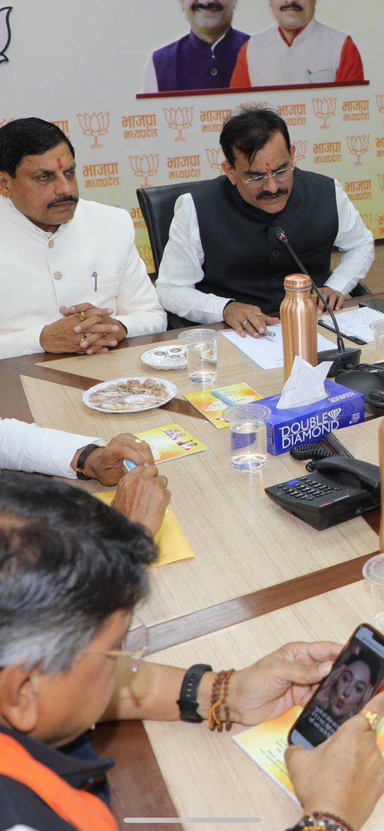 यह कल भाजपा की चुनाव समिति की बैठक का दृश्य है। लेकिन मंत्री @KailashOnline अपने मोबाइल में कहाँ ध्यानमग्न हैं? क्या ऐसे ही रंगीन तस्वीरों से प्रत्याशी चयन कर रही है भाजपा?