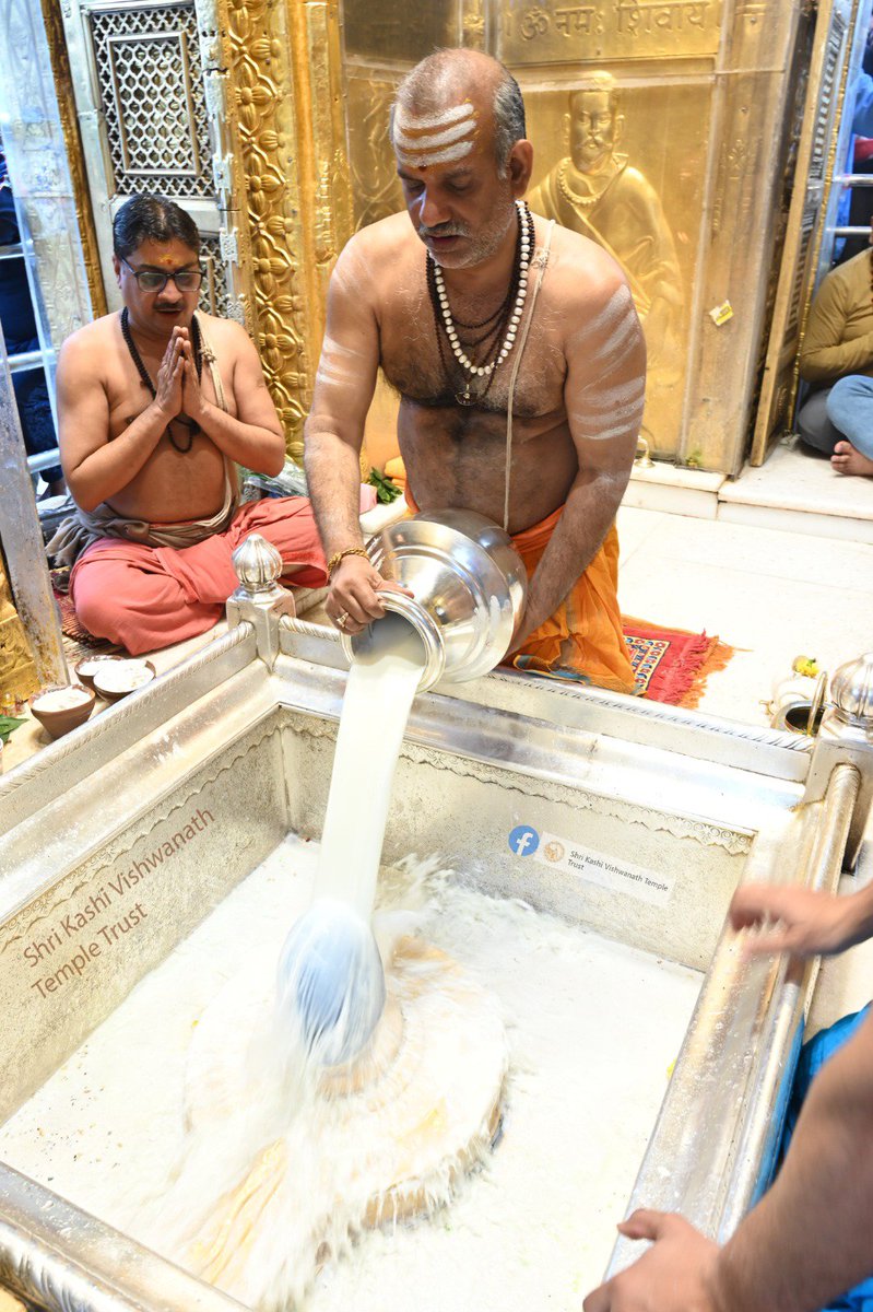 ShriVishwanath's tweet photo. आज दिनांक 05-02-2024 को श्री काशी विश्वनाथ मंदिर में मध्याह्न भोग आरती के भव्य दर्शन 

#ShriKashiVishwanath #Shiv #Mahadev #Baba #Temple #Darshan #Blessings #BhogAarti #Varanasi #Aarti #Kashi #Jyotirlinga #VishwanathDham https://t.co/JvPOPXi3EB