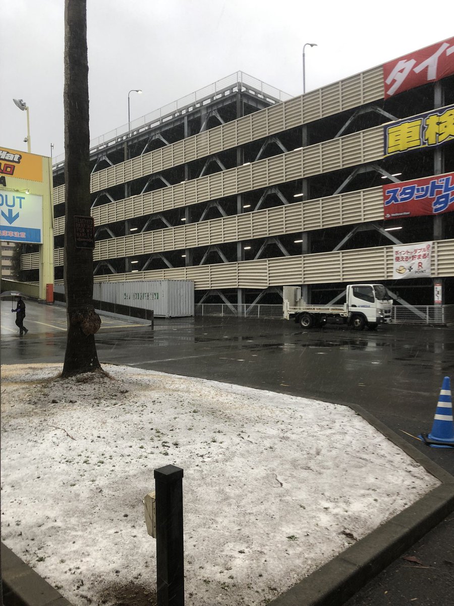 ymrm0711's tweet photo. 横浜も少し積もりそうやな⛄️ https://t.co/hoRvXbWWY7