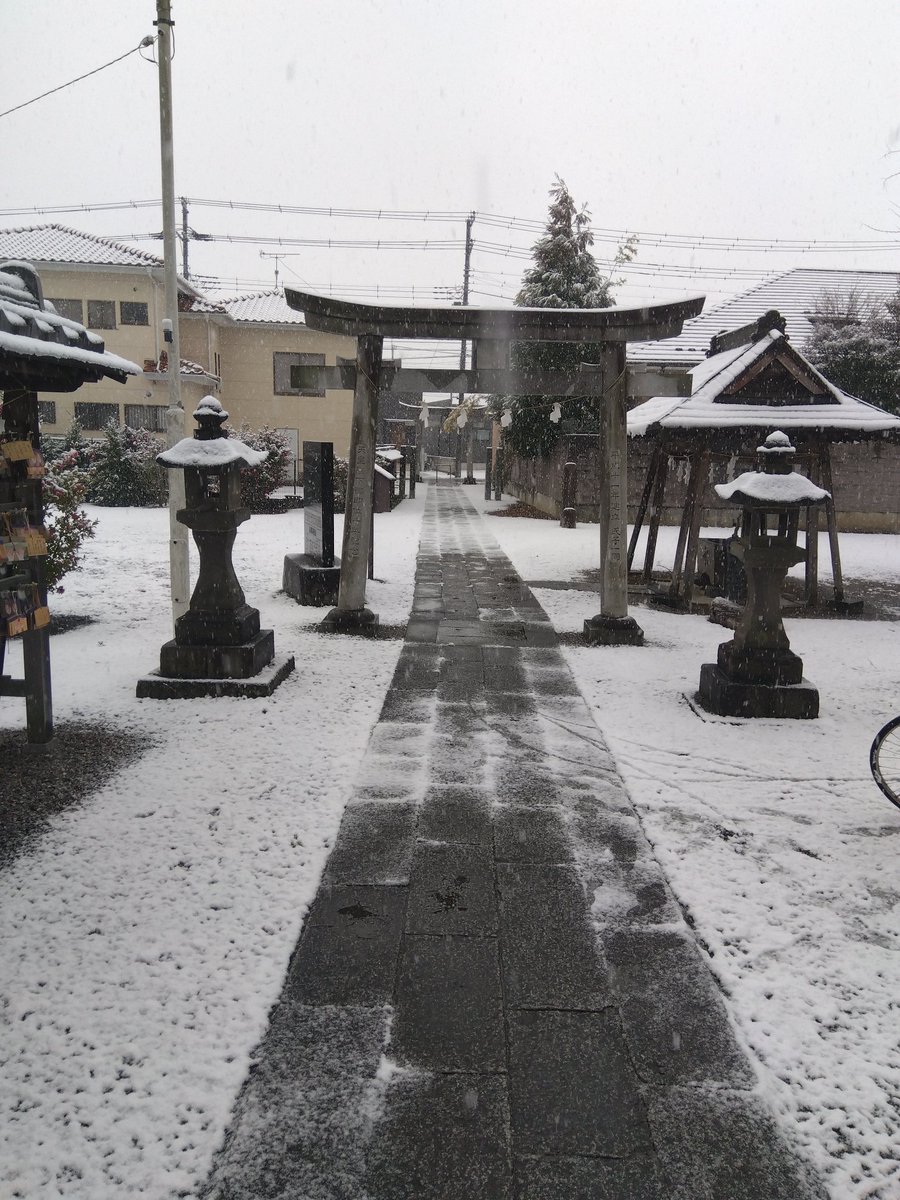 #LaFragilitàCheÈInNoi

スーパーの帰りに通る神社に初雪☃

ここら辺は雪自体珍しい。

だから滑って転んだり、人は脆弱性を露わにする。

📸mia