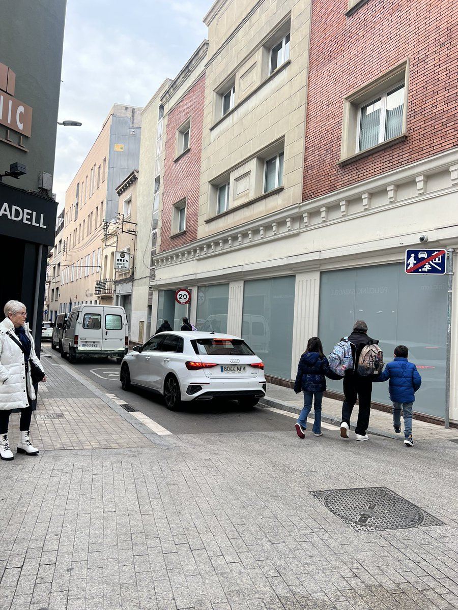 AnnaOssul's tweet photo. Persones que anem a peu respirant el fum dels cotxes en un carrer peatonal. Mateixa escena cada matí feiner a les 8:50 h al creuament del carrer Sant Pere amb Sol de #Sabadell: Podem fer-hi alguna cosa, @socmartafarres? https://t.co/VaMPnvO0zU