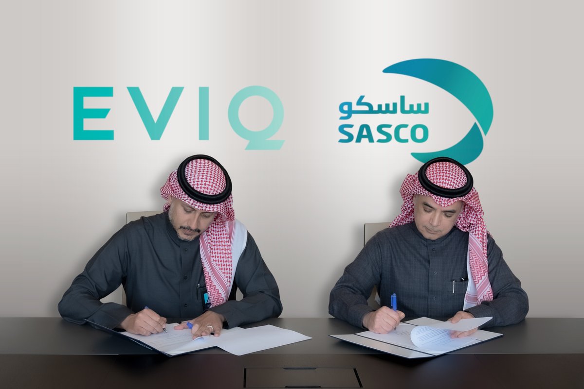 Eviqsa's tweet photo. أعلنت شركة البنية التحتية للسيارات الكهربائية (EVIQ) عن توقيعها مذكرة تفاهم مع الشركة السعودية لخدمات السيارات والمعدات "ساسكو" ، بهدف تعزيز التعاون وتبادل الخبرات في مجال تطوير وتعزيز البنية التحتية للسيارات الكهربائية في المملكة. ووقع الاتفاقية الرئيس التنفيذي لشركة EVIQ الأستاذ محمد بكر قزاز والرئيس التنفيذي لساسكو الأستاذ رياض بن صالح المالك، وذلك في المقر الرئيسي للشركة السعودية لخدمات السيارات والمعدات "ساسكو" في مدينة الرياض.

وتهدف هذه الشراكة إلى توفير بيئة ملائمة لنمو صناعة السيارات الكهربائية في المملكة، من خلال تطوير وتحسين البنية التحتية. حيث ستعمل الشركتان معًا على توفير حلول مبتكرة ومستدامة لتطوير شبكة شحن السيارات الكهربائية، بما في ذلك إنشاء محطات الشحن السريعة والمحطات العامة في جميع مدن ومحافظات المملكة.

من جانبها، ستساهم EVIQ بخبرتها في تطوير وتنفيذ مشاريع البنية التحتية لشبكة الشحن الكهربائي للسيارات، بينما ستقدم الشركة السعودية لخدمات السيارات والمعدات "ساسكو" خبرتها ومواردها في مجال الخدمات الفنية والتشغيلية.

ومن المتوقع أن تكون هذه الشراكة ذات تأثير إيجابي على نمو قطاع السيارات الكهربائية في المملكة، حيث ستسهم في توفير بيئة مستدامة لاستخدام هذه السيارات وتشجيع المزيد من الأفراد والشركات على اعتمادها. كما ستعزز الشراكة قدرة قطاع السيارات الكهربائية على النمو، مما سيساعد على تعزيز تنافسية للمملكة في صناعة السيارات الكهربائية وتعزيز مكانتها كمركز رائد للابتكار والتطوير في هذا المجال. وتأتي هذه الشراكة في إطار مواكبة رؤية المملكة العربية السعودية 2030 وتوجهها نحو خفض الانبعاثات الكربونية وتحقيق الاستدامة البيئية.

#EVIQ
@SASCO_KSA