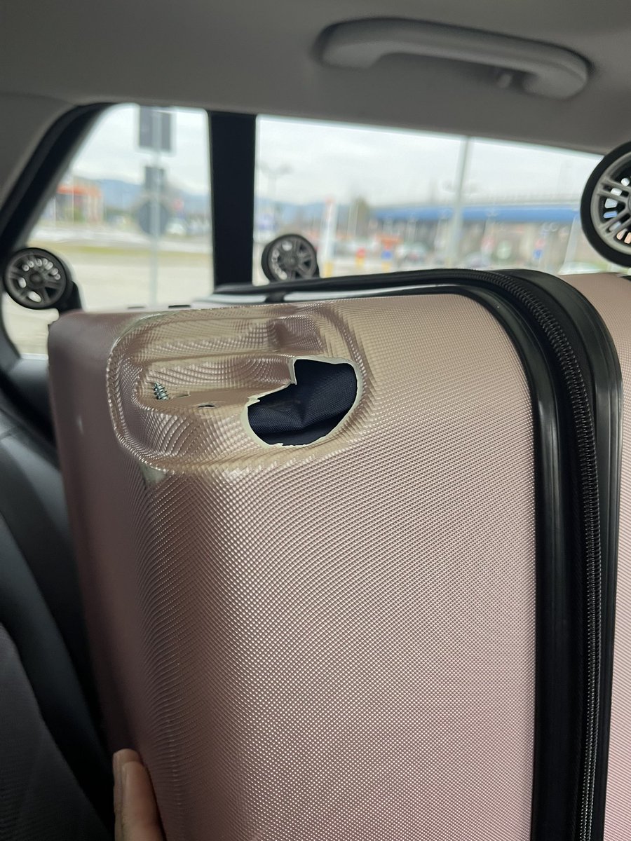 AleScarpo's tweet photo. Importante per chi viaggia: attenti ai bagagli se volate con @lufthansa 
La mia valigia nuova (era il suo secondo volo) è uscita dalla stiva così, non sono riuscita a segnalare subito la cosa ma ogni tentativo di contatto con #lufthansa nei giorni successivi è stato inutile… https://t.co/LNINoScsTk