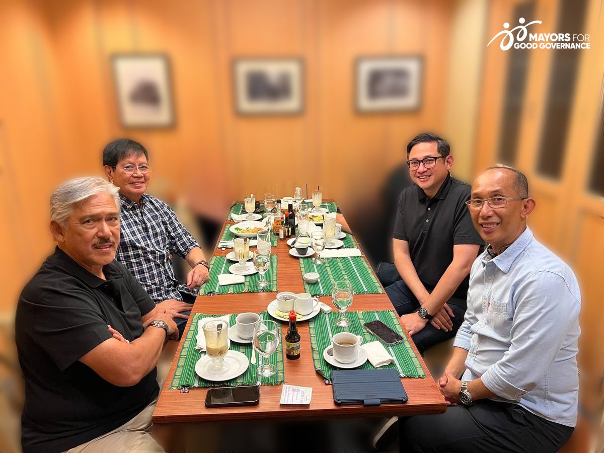Mayors4GoodGov's tweet photo. TINGNAN: Nakipagpulong si M4GG convenor at Baguio City Mayor Benjie Magalong sa mga dating senador na sina Tito Sotto, Ping Lacson, at Bam Aquino upang pag-usapan ang itinutulak na Charter Change.

#MayorsForGoodGovernance https://t.co/gfGAueovzH