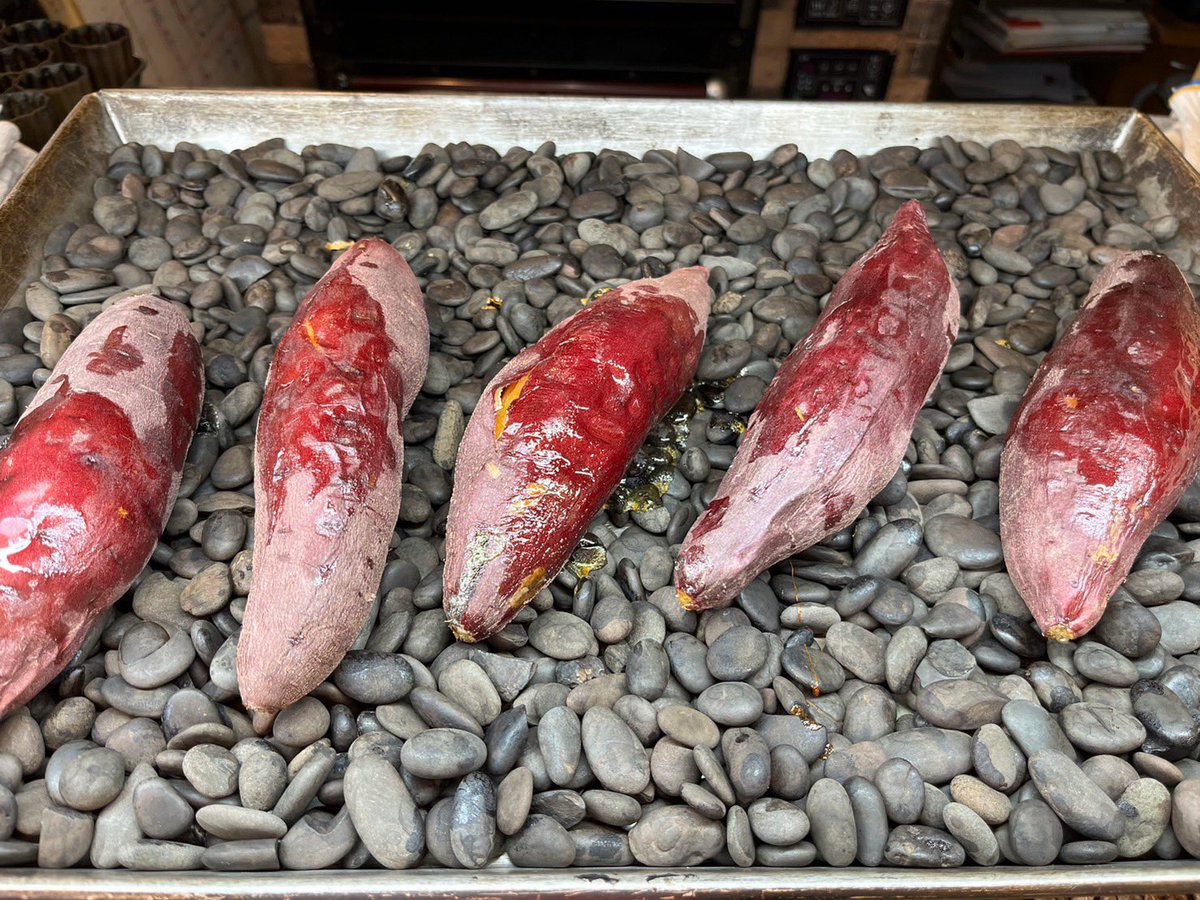 shigedenka's tweet photo. スイーツ店ですが石焼き芋大好きなので
スイーツより甘い石焼き芋販売してますよ

芋蜜が出て美味しいです

美味しくなかったら返金いたします

返金保証付きですよ(^O^) https://t.co/vdrAsQjVvy