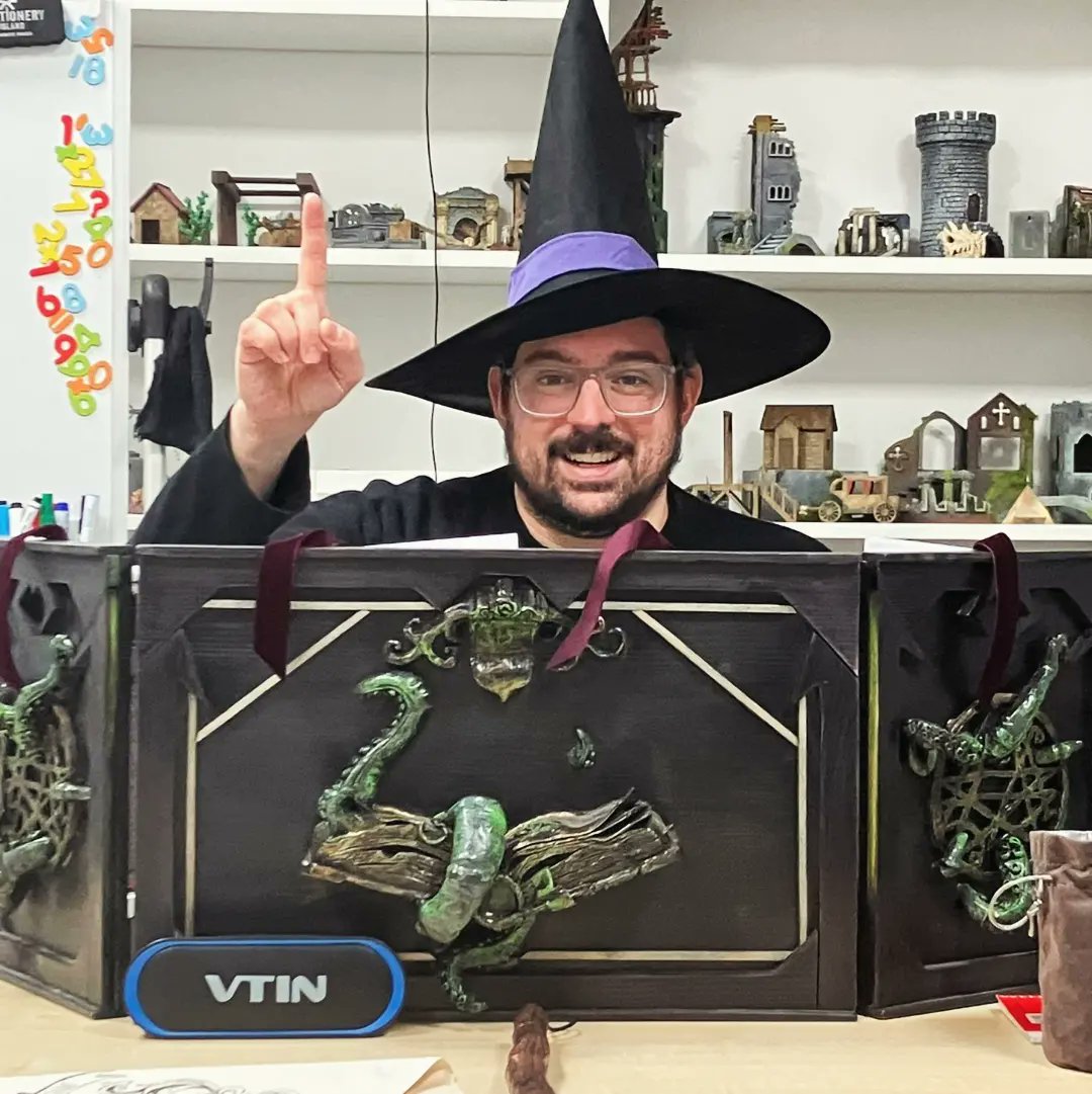 encuentromurcia's tweet photo. Nos ponemos nuestros sombreros de mago para jugar a Hogwarts RPG, el juego de rol ambientado en el universo de Harry Potter. 

#encuentroaleatorio #murcia #rol #juegosderol #roleplaying #ttrpg #hogwartsrpg #harrypotter https://t.co/iEPgvtOJSS