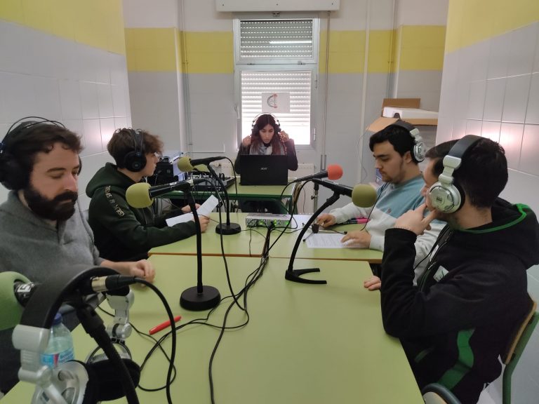 Nuestros alumnos de 4° ESO han realizado una magnífica entrevista a Borja González, Premio Nacional de Cómic 2023. El escritor pacense visitó nuestro centro e impartió un taller de cómic y una charla a nuestros alumnos. ¡Escuchad la entrevista! <a href="/RadioEdu/">RadioEdu</a>
radioedu.educarex.es/radiocastillod…