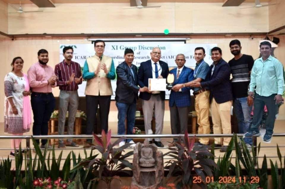 vc_nau's tweet photo. For the fourth consecutive time, the Fruits Research Station, Gandevi has been honored with the 'Best Centre Award' for its exceptional contributions in 2022-23. https://t.co/g8sAukBaXA