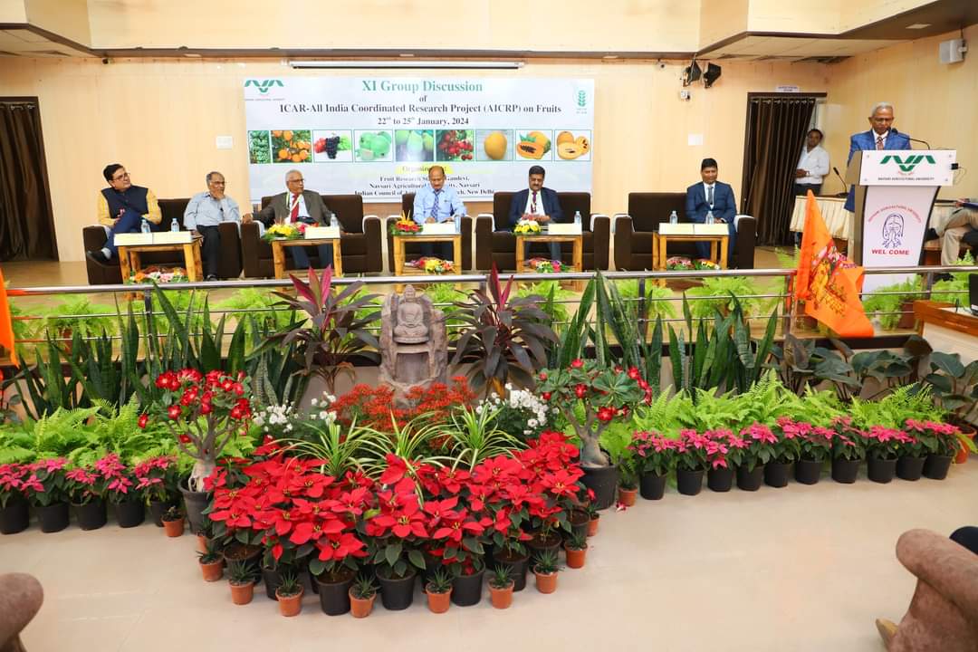 vc_nau's tweet photo. For the fourth consecutive time, the Fruits Research Station, Gandevi has been honored with the 'Best Centre Award' for its exceptional contributions in 2022-23. https://t.co/g8sAukBaXA