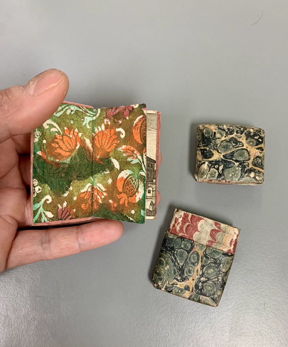 A miniature slipcase for #MarbledMonday with bonus Dutch gilt paper pastedown and flyleaf in the enclosed #MiniatureBinding 📚

Exploring @theUL #MiniatureBook collections with @liamsims📕 

#cambridgeuniversitylibraries #MiniatureBook #DecoratedPaper