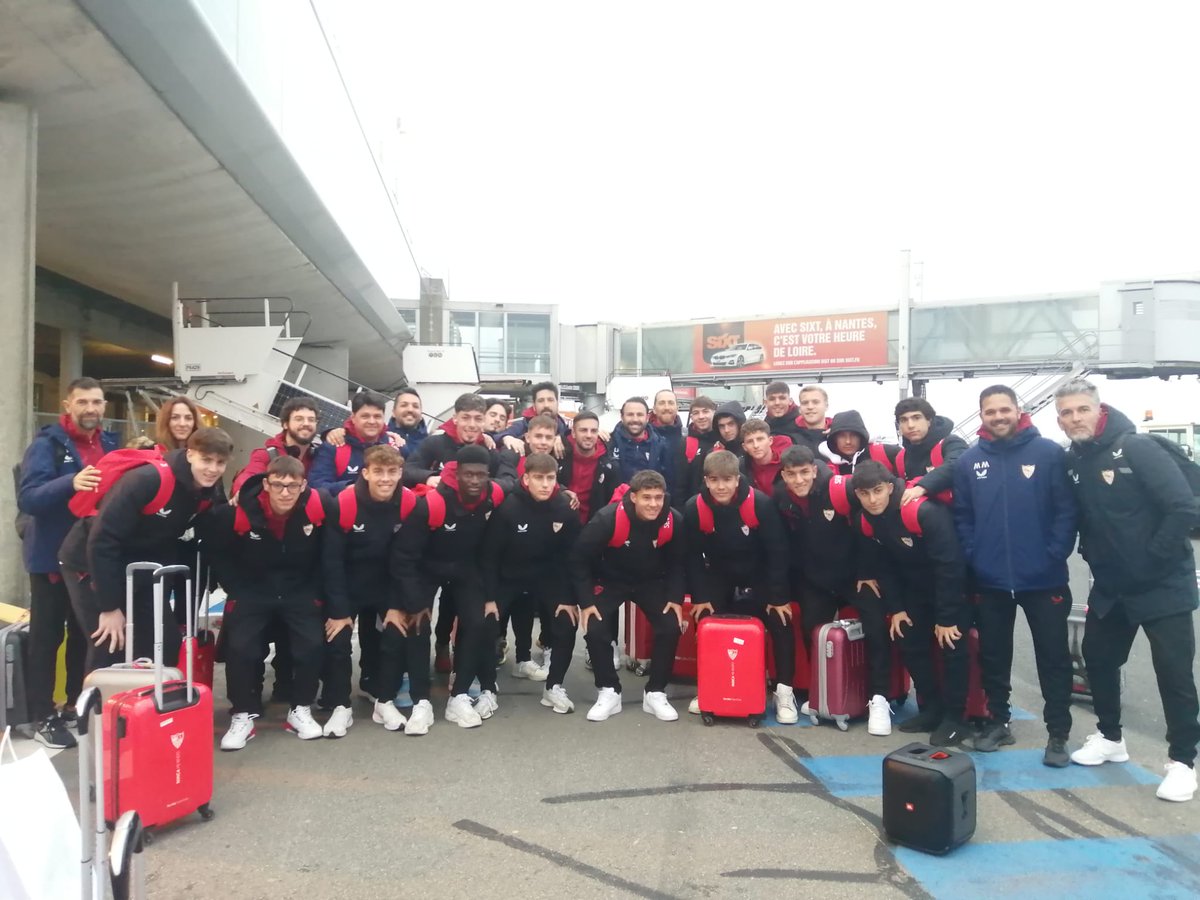 CanteraSFC's tweet photo. 📸 El #SevillaFCJuvA acaba de aterrizar en tierras francesas para el partido de los play-offs de la @UEFAYouthLeague del miércoles a las 19.00 horas (#SevillaFCTV) ante el @FCN_Academie. ⚽️🇫🇷

#UYL #CanteraSevillaFC https://t.co/N2ltyH6Dnd