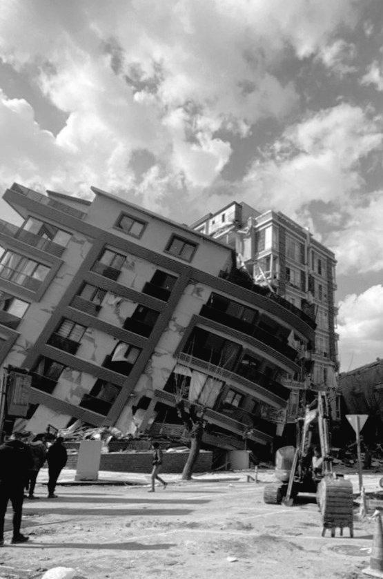 5 Şubat günü, son kahkahalar atıldı, son yemekler yendi, son ev sıcaklığı hissedildi ve son olduğu bilinmeden güzel bir pazar yaşandı. Sanki birkaç saat sonra sevdiğimiz herkes ölecekmiş gibi.. 

#Hatay #deprem