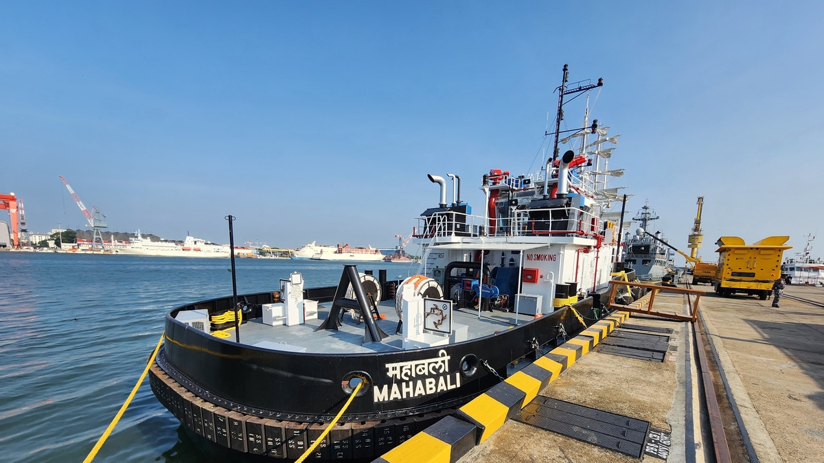 Indian Navy Welcomes First Indigenously Built Bollard Pull Tug, Mahabali

#IndianNavy #IndigenousTug #MahabaliLaunch #NavalTechnology #MaritimeAchievement

Read more: bnnbreaking.com/world/india/in…